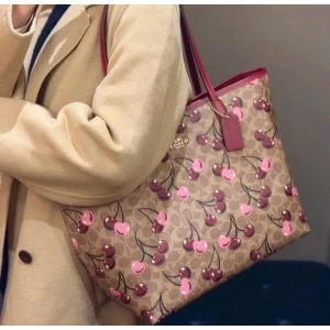 Women's Coach Gallery Tote Bag in Signature Canvas